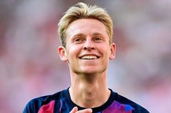 Sao Barca khuyên Frenkie De Jong không nên ra đi