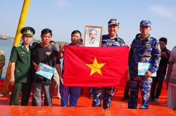 Tuyên truyền pháp luật và chống khai thác hải sản bất hợp pháp cho ngư dân