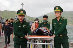 Đưa ngư dân Quảng Ngãi vào bờ cấp cứu