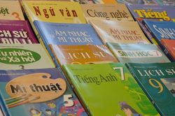 Bộ trưởng GD&ĐT trả lời thế nào về việc không thống nhất SGK gây khó cho học sinh chuyển trường?