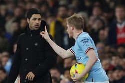 Vô lễ với Arteta, De Bruyne bị fan Arsenal ném chai nước vào đầu