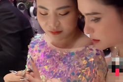 Đoàn Di Băng công khai so kè nhẫn kim cương với một nữ đại gia ở chốn đông người