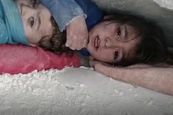 Cô bé 5 tuổi che chở cho em trong động đất Syria phải cắt bỏ chân