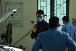 Xe thiết kế nguyên bản 1 đèn lùi, xe dán đề can vẫn được đăng kiểm