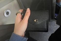 Cô gái làm mất ví, khi được gửi trả thì trong ví có thêm tiền nhưng thiếu đi thứ rất bất ngờ