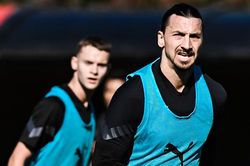 Ibrahimovic tập cùng con trai kém 25 tuổi ở Milan