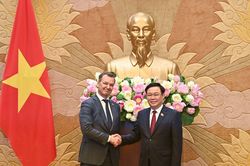 Chủ tịch Quốc hội Vương Đình Huệ tiếp Phó Chủ tịch thứ nhất Hội đồng Liên bang Nga Andrey Yastkin