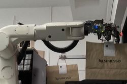 Dùng robot giao hàng thần tốc