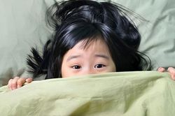 Trẻ gặp ác mộng quấy khóc giữa đêm có phải do trầm cảm, khắc phục thế nào?
