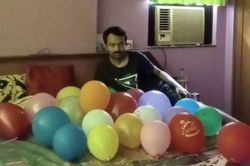 Người đàn ông đem lòng yêu những quả bóng bay, ngủ chung giường, không thể sống thiếu 'người tình'