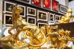 Giá vàng hôm nay 17/2: USD giảm, vàng tăng giá