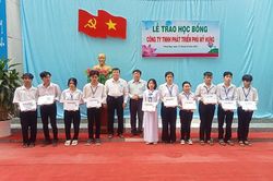 Trao 50 suất học bổng cho học sinh vùng biên giới