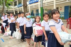 Sôi nổi đổi rác lấy cây xanh