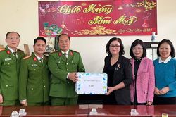 Trao tặng hơn 200 ấn phẩm sách, báo cho Trại tạm giam