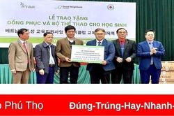 Tặng quần áo mới cho học sinh có hoàn cảnh khó khăn