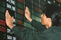 Áp lực bán mạnh cuối phiên, VN-Index 'xanh vỏ đỏ lòng'