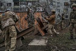 Nga giành hết cao điểm, Ukraine sơ tán dân khỏi 'pháo đài' Bakhmut