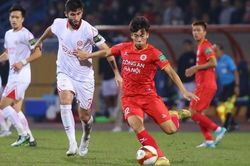 Cầu thủ CAHN bị phạt nặng do lỗi vào bóng thô bạo