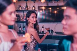 Bạn gái cũ quấy phá bạn gái mới, thái độ của người đàn ông mới ngỡ ngàng