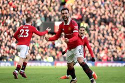 Cách MU xé toạc hàng thủ Barca
