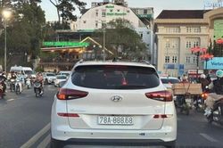 Phạt nặng tài xế dùng băng dính sửa biển số xe để né phạt nguội