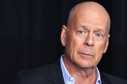 Chứng sa sút trí tuệ của Bruce Willis đã xảy ra trên phim trường nhiều năm trước