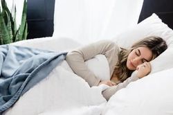 Nghiên cứu cho thấy lý do con người cần ngủ nhiều hơn trong mùa đông