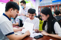 Nôn nóng xét tuyển sớm