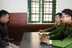 Đến tạp hóa mua hàng rồi cướp túi xách của chủ quán bên trong có nhiều tiền và vàng