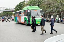 Hà Nội: Cầu bộ hành qua đường bị người dân 'lãng quên' vì một lý do đơn giản