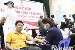 Gần 1.000 đoàn viên, người lao động tham gia hiến máu tình nguyện