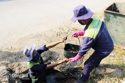 Những công nhân làm sạch phố phường