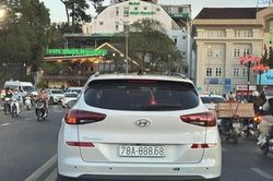 Xử phạt tài xế ở Phú Yên dùng băng dính đen thay đổi BKS xe
