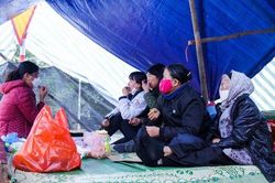 Người dân dựng lán, chặn xe chở rác vào bãi Xuân Sơn