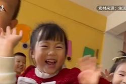 Cô giáo nằm ra sàn để quay video cho học sinh