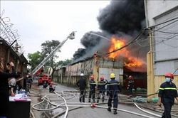 Đang cháy hàng nghìn mét vuông nhà xưởng tại Hải Phòng