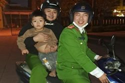 Công an thành phố Đồng Hới tìm thấy cháu bé 5 tuổi đi lạc trong đêm