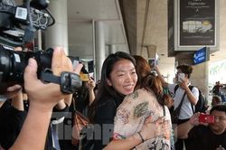 Huỳnh Như về nước, hạnh phúc trong vòng tay bố mẹ