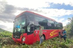 Khánh Hòa: Xe khách mất lái lao xuống vực sâu