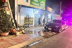 Xe mất lái lao lên vỉa hè tông vào hai người đang ngồi hát karaoke