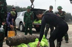 Ngư dân kéo lưới, phát hiện bom 'khủng' dưới biển