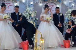 Bà nội lưng còng xách cả 'bị' lên trao hồi môn cho cháu gái, rơi nước mắt với món quà cưới bên trong