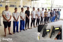 Bắt khẩn cấp 14 đối tượng chống người thi hành công vụ, gây rối trật tự công cộng, thu giữ 4 khẩu súng
