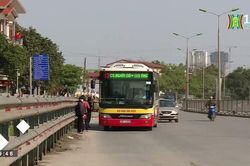 Điểm xe buýt ở hành lang đường sắt - Chuyện cũ mà mới
