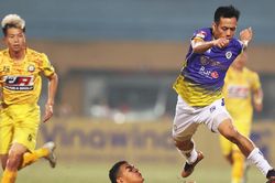Câu chuyện V-League: Mặt sân xấu, biết rồi khổ lắm nói mãi