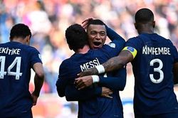 Mbappe bất ngờ 'cực thân thiết' với đàn anh Messi