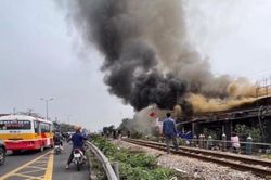 Cháy lớn dãy nhà cạnh đường sắt ở Gia Lâm, Hà Nội