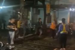 Nhân viên gác chắn tàu bị nhóm người hành hung