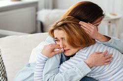 Vợ đi đánh ghen cùng đồng nghiệp, phát hiện chồng ngoại tình