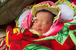 Bé gái sơ sinh bị bỏ rơi trên miệng cống, bất ngờ danh tính cha của đứa trẻ
